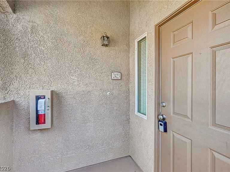 2305 W Horizon Ridge Pkwy #2423 — Photo 3