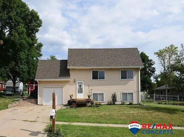 706 E 4th St, Hickman, NE 68372
