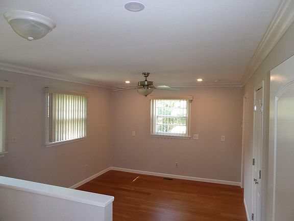 Master bedroom w/walk in closet