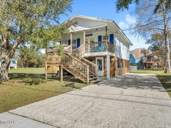 312 Water St, Waveland, MS 39576