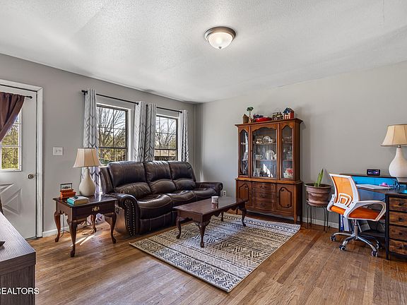 4th image of 915 Latham St