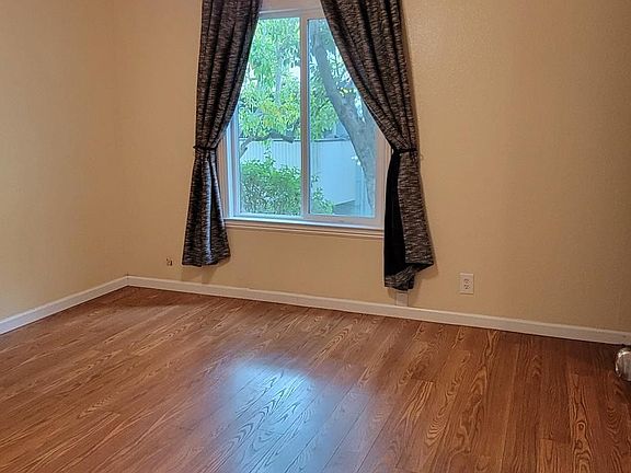 3rd image of 143 Piccadilly Pl APT B