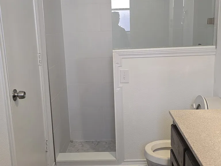 Master Bath whit big walking closet # 6424