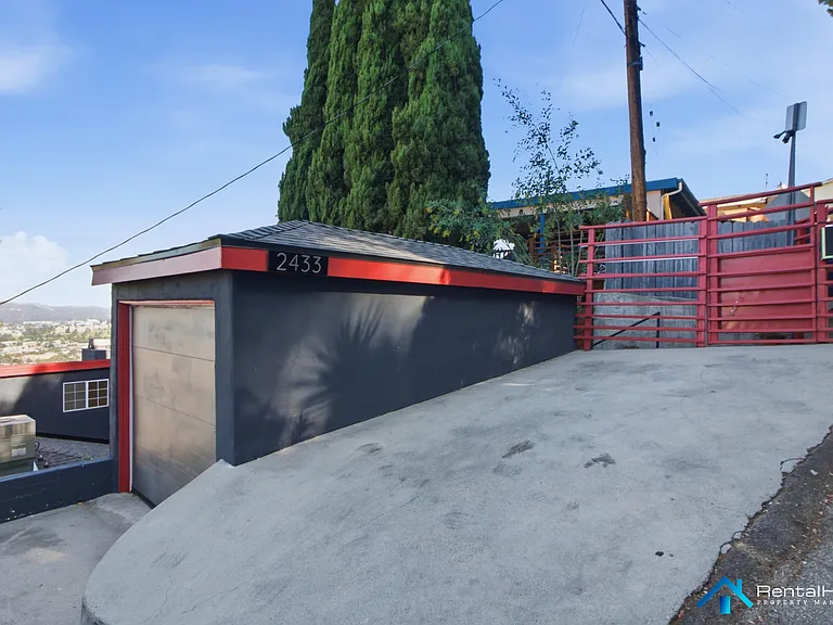2433 Hines Dr — Photo 25