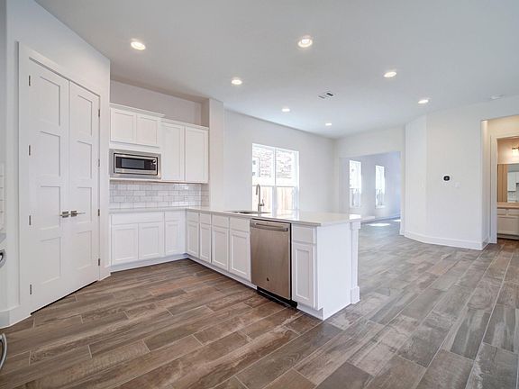 4th image of 1368 Westborough Ln