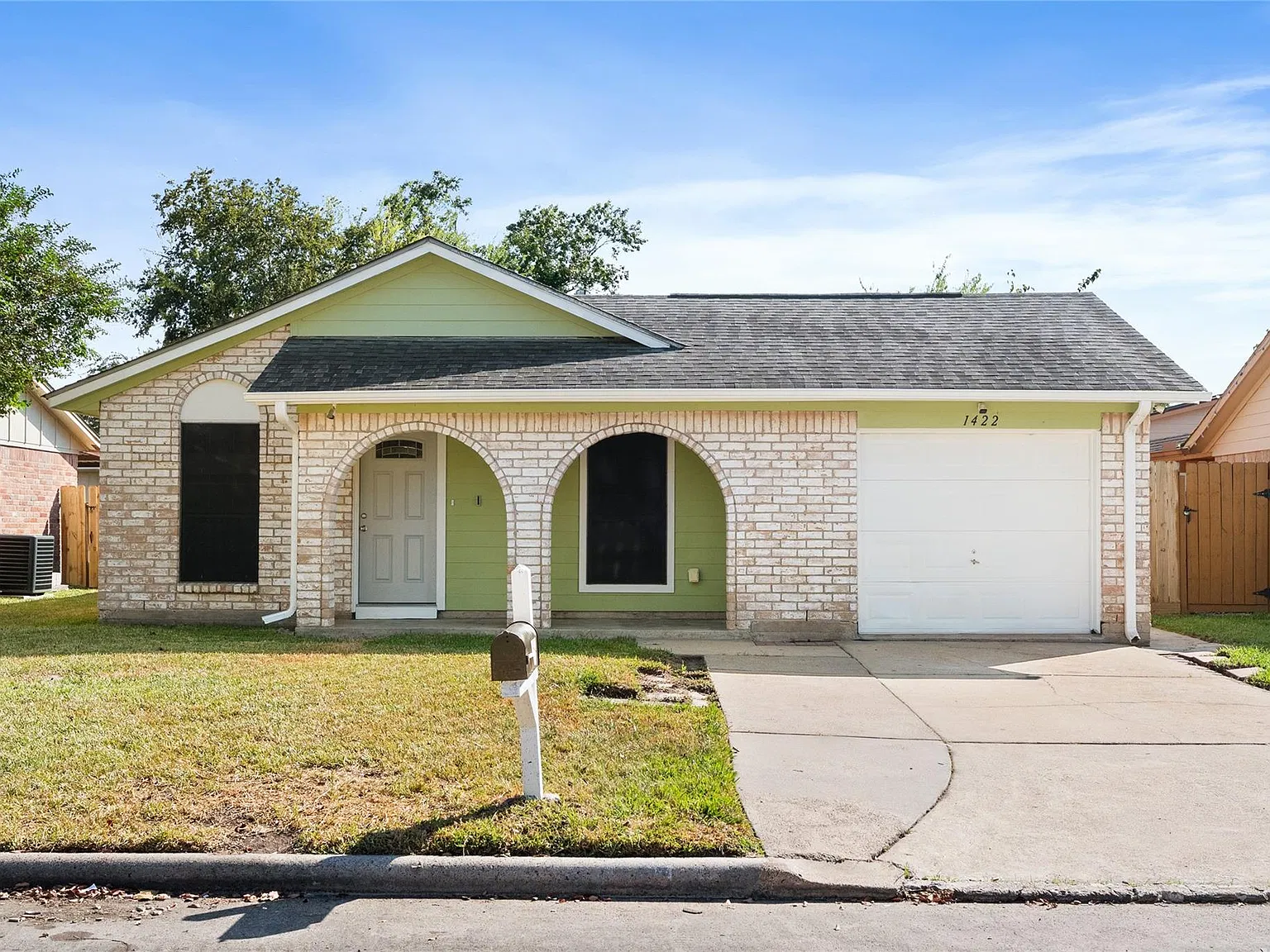 3 bed, 1.5 bath, 1057 sqft, $1,850 — Photo 2