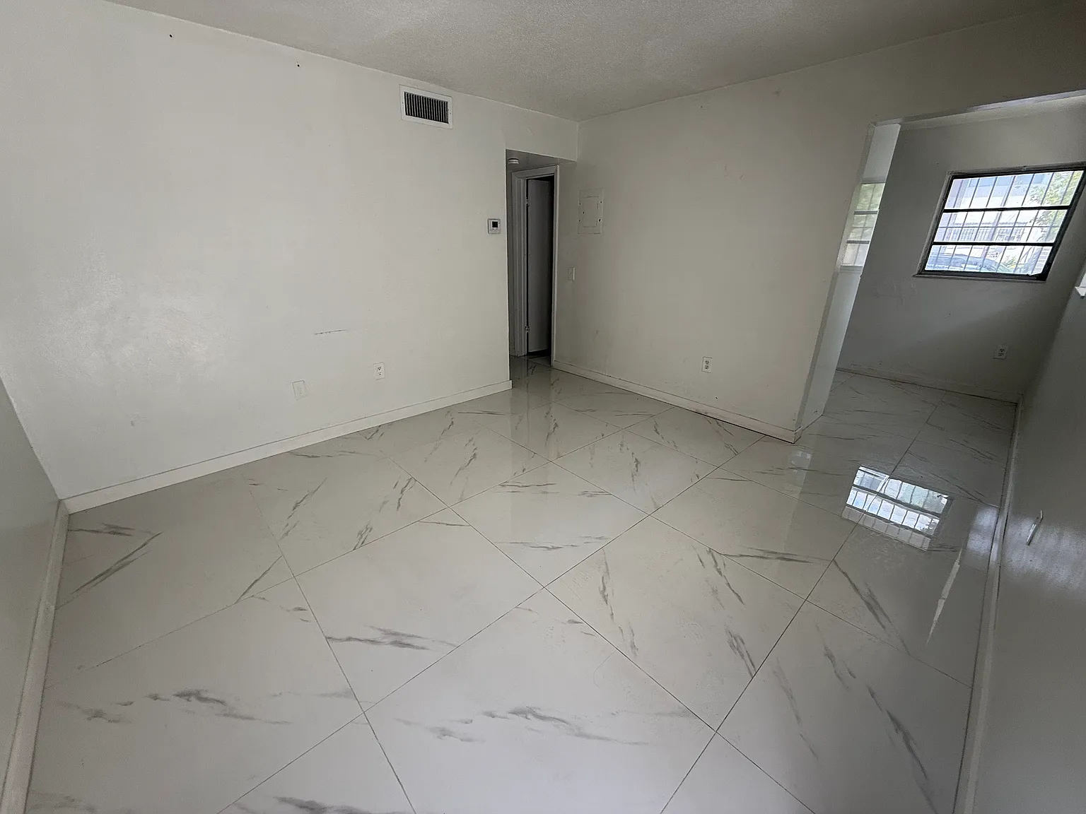 2 bed, 700 sqft, $2,100 — Photo 2