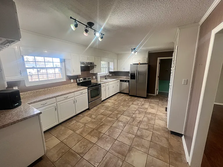 940 Robin Hood Dr NW — Photo 3