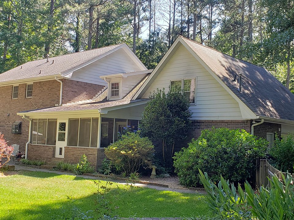 2nd image of 135 Wesley Pl