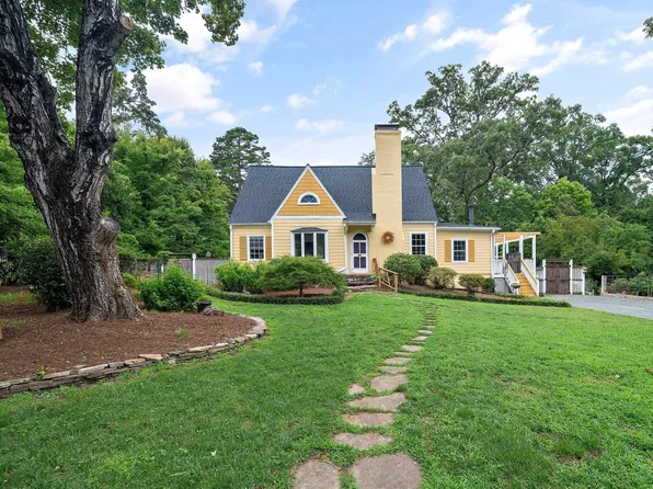 11 Oakwood Dr, Chapel Hill, NC 27517