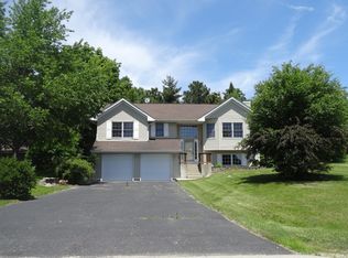 205 Candlewick Dr NE, Poplar Grove, IL 61065