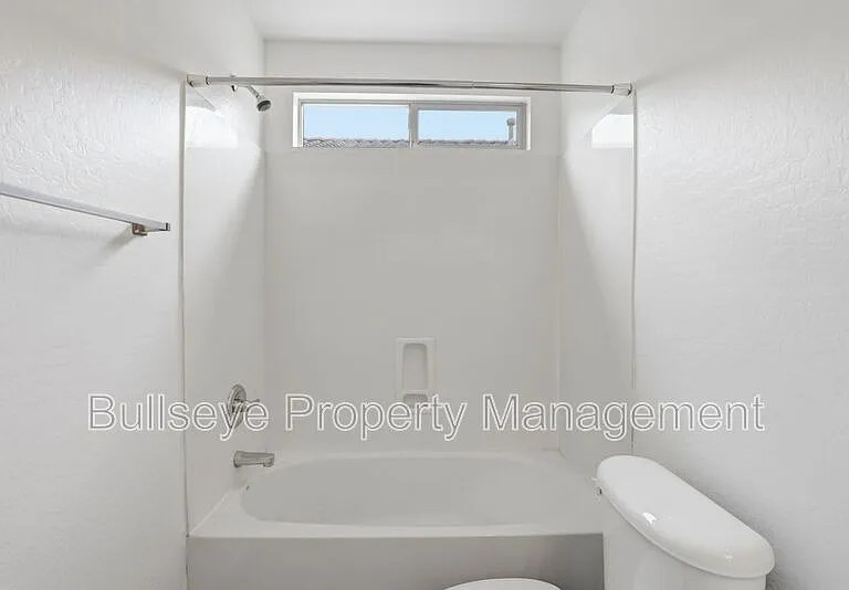 310 E Payton St — Photo 23