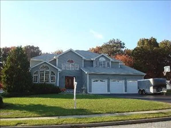 17 Rolling Hills Dr, Nesconset, NY 11767