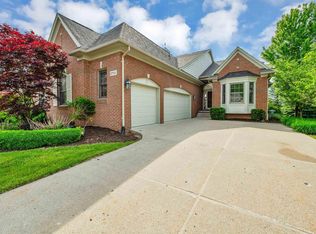 2755 Castlemartin Ct, Rochester, MI 48306