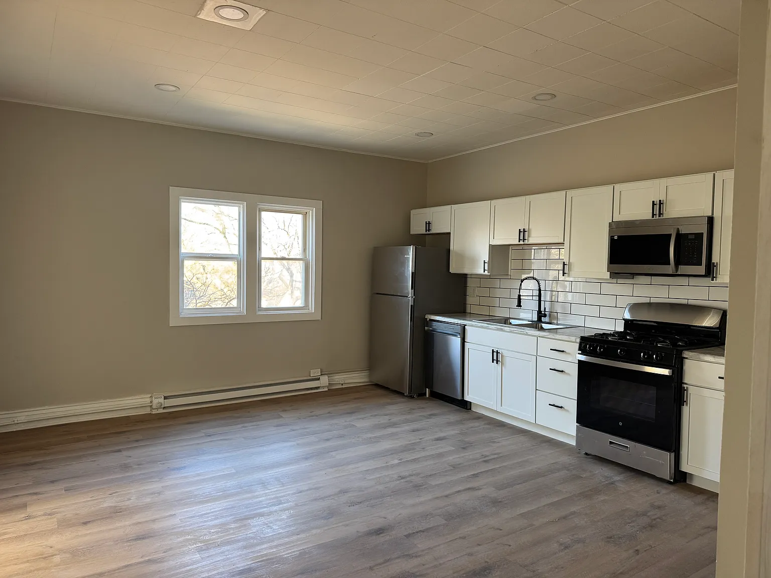2 bed, 900 sqft, $1,200 — Photo 3