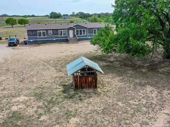 322 County Road 7755, Devine, TX 78016