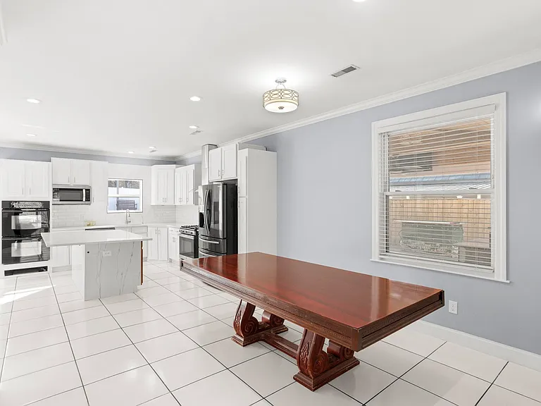 239 E Bledsoe St — Photo 13