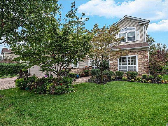 2nd image of 32 Hamlet Dr