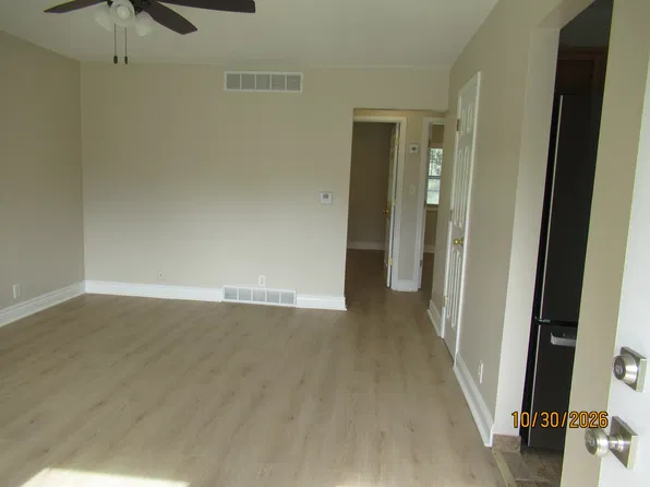 402 E Watrous Ave, Des Moines, IA 50315