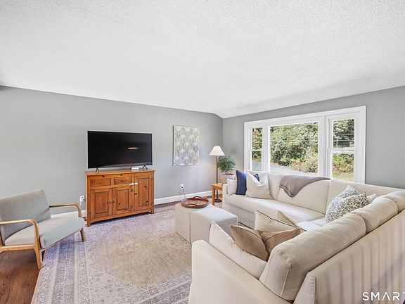 4th image of 775 Overhill Drive