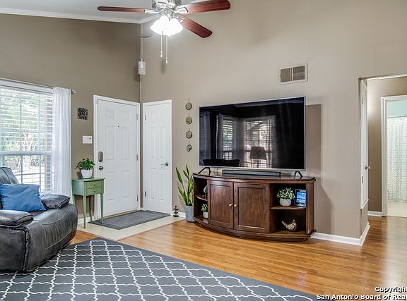 4th image of 712 Meadow Arbor Ln