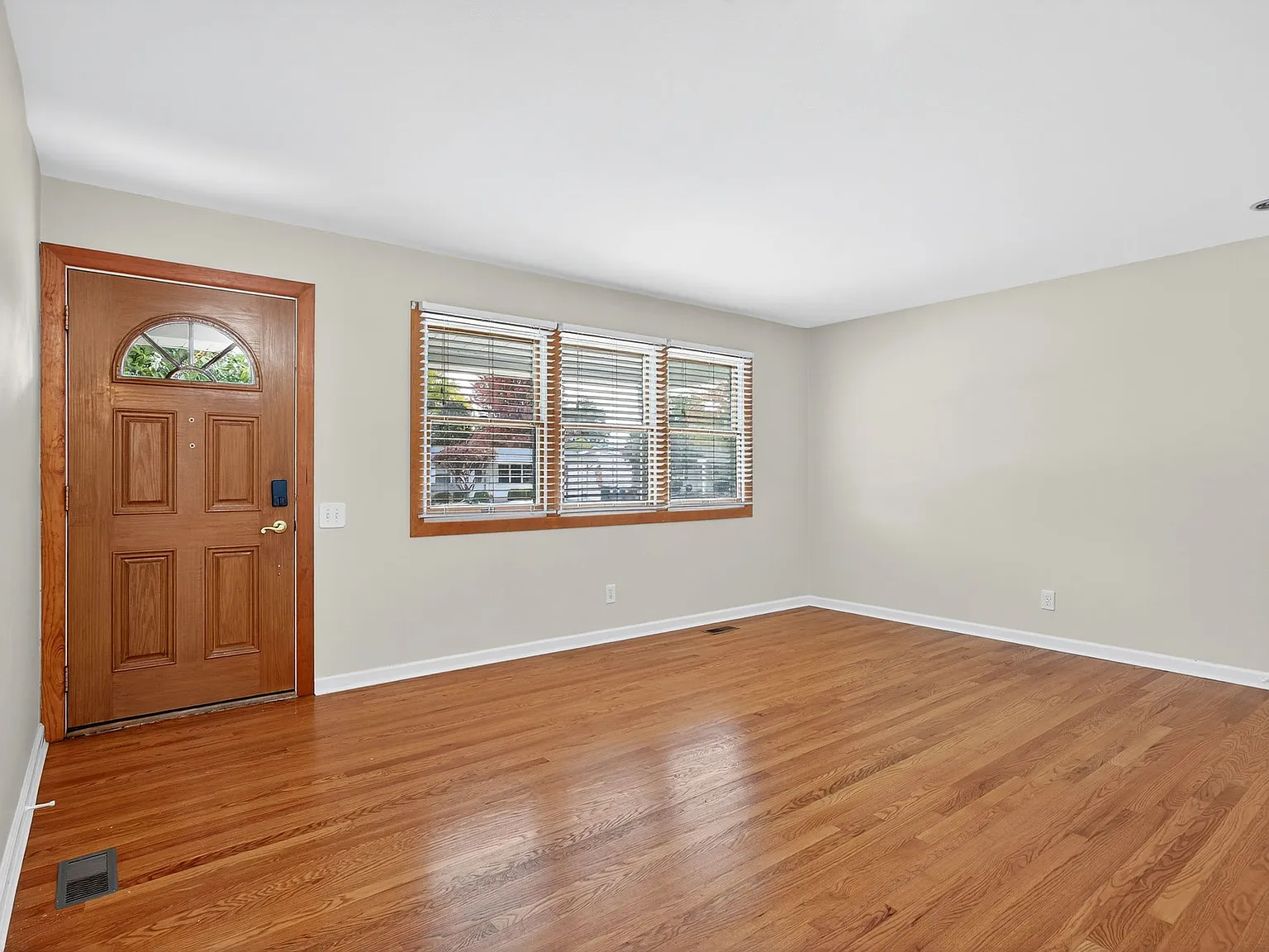 3 bed, 1288 sqft, $2,400 — Photo 3