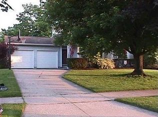 5950 Springwood Dr, Mentor On The Lake, OH 44060