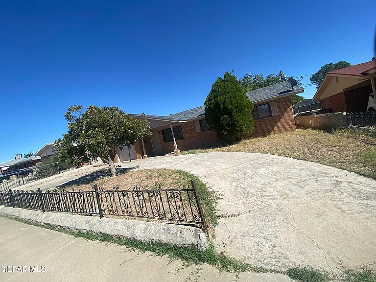 9406 Montgomery Dr — Photo 2