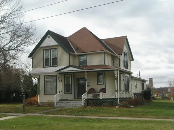 309 1st St, Decorah, IA 52101