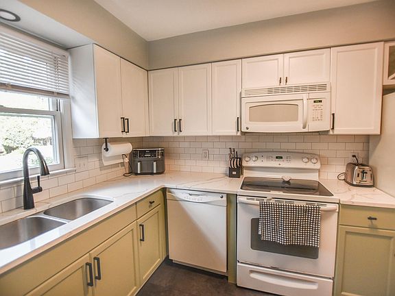 3rd image of 111B Weatherstone Dr #111B