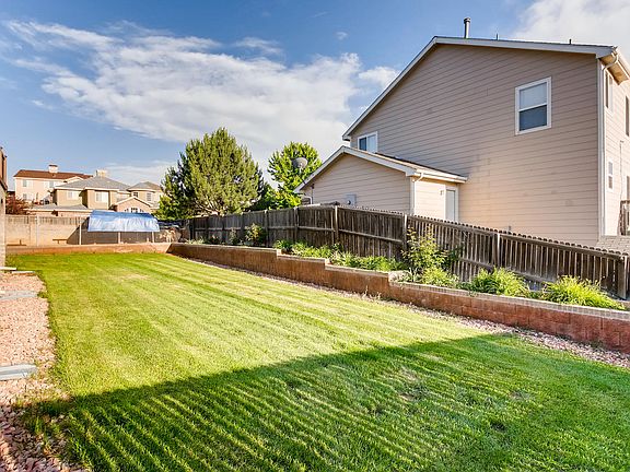 Lg Back yard-w/raised garden