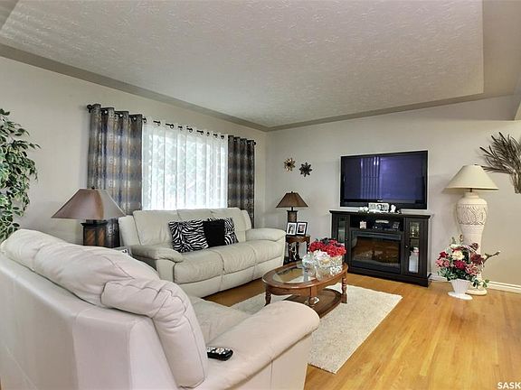 2nd image of 204 Rae STREET