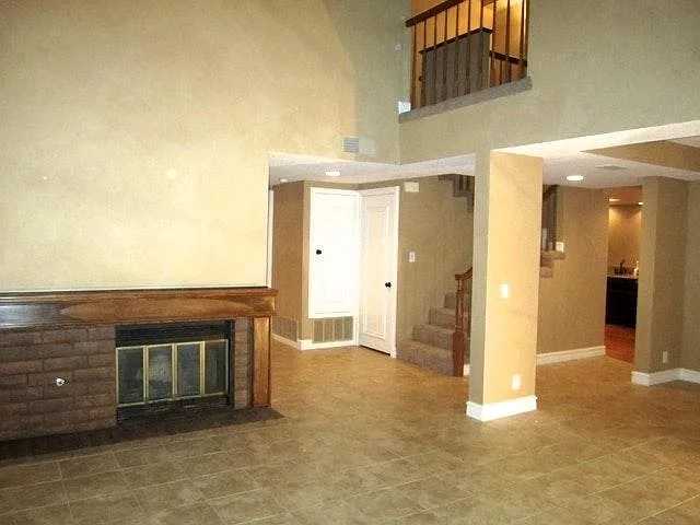 4 bed, 1993 sqft, $4,050 — Photo 3