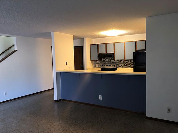 Kitchen and eating bar.