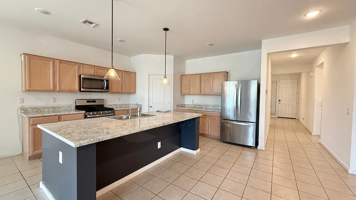 3 bed, 2.0 bath, 1866 sqft, $2,000 — Photo 2