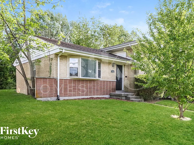 1015 Thunderbird Dr — Photo 2