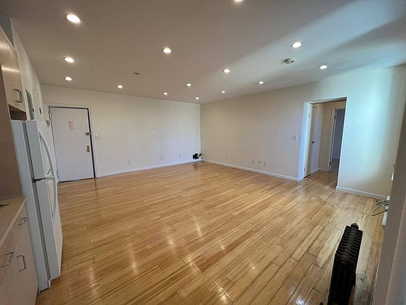 2nd image of 247 Wadsworth Ave APT 6V