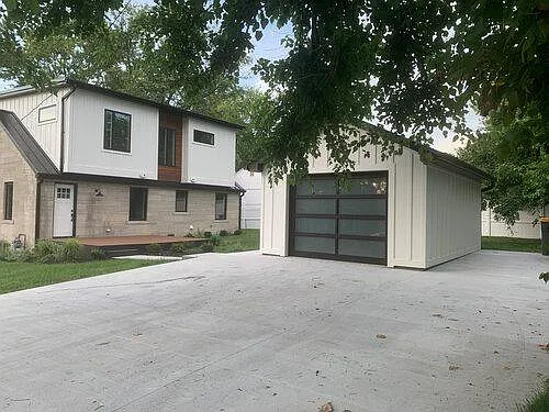 702 E Maxwell Ln — Photo 9