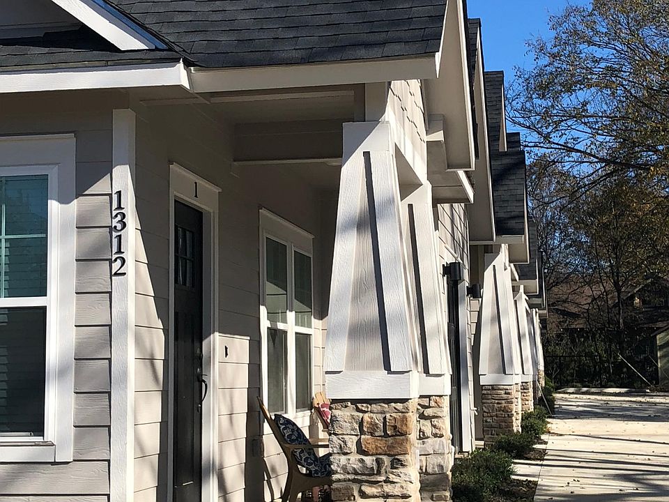 Attractive Townhomes walking distance to 33 acre Getzendaner Park and biking/hiking trail.