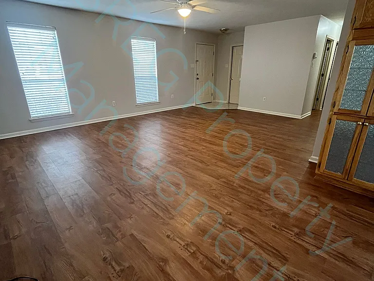 4605 Hawkins Dr — Photo 2