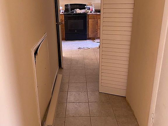 Hallway to laundry/kitchen 