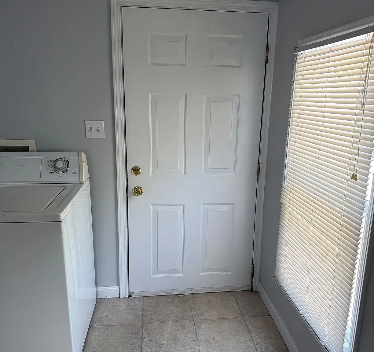 3 bed, 2412 sqft, $1,100 — Photo 1
