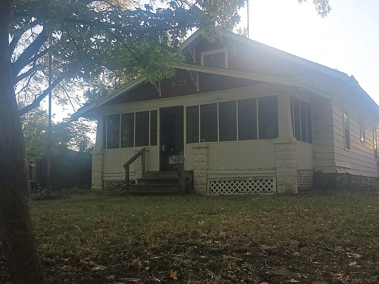 833 SW Orleans St — Photo 1
