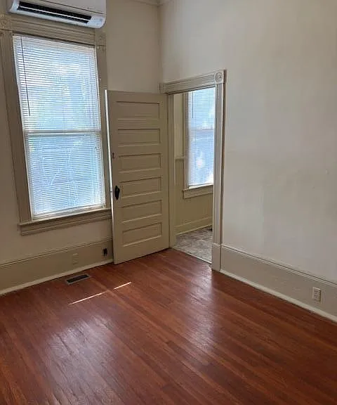 112 W Calhoun St — Photo 4
