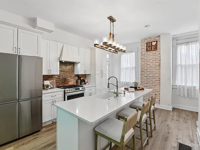 1723 Kinney Ave — Photo 7