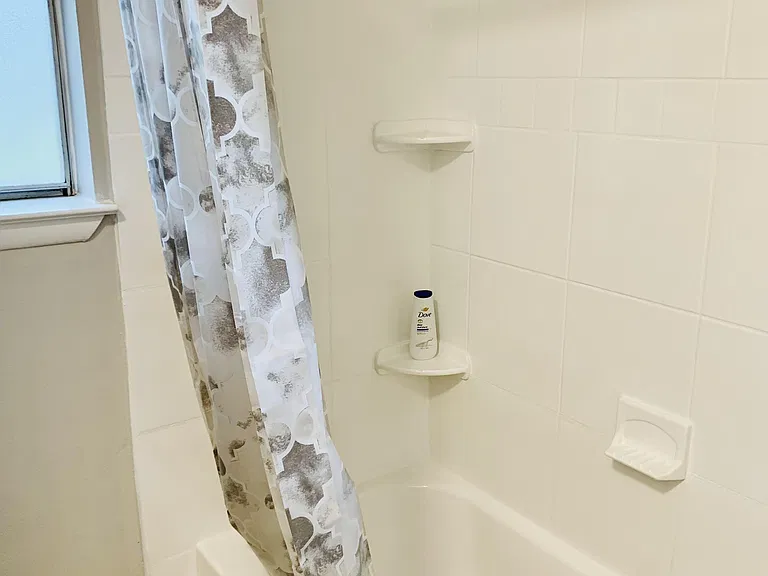 2nd bathroom (Shared)