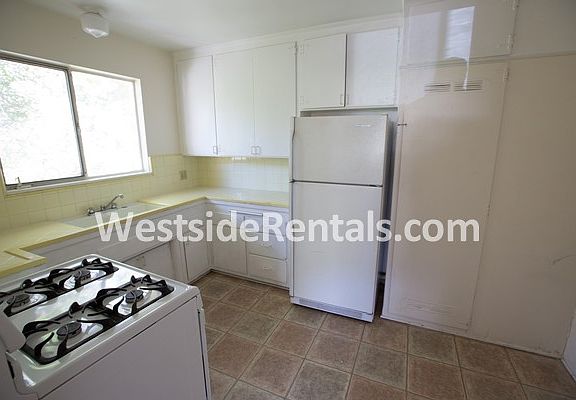 2nd image of 860 Moraga Dr #2