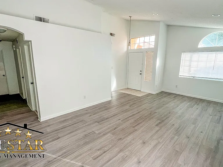 4605 Mount Everest Way — Photo 7