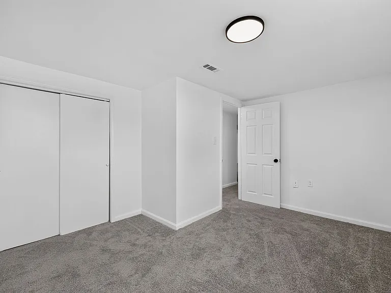 1700 Jarvis Ave — Photo 9