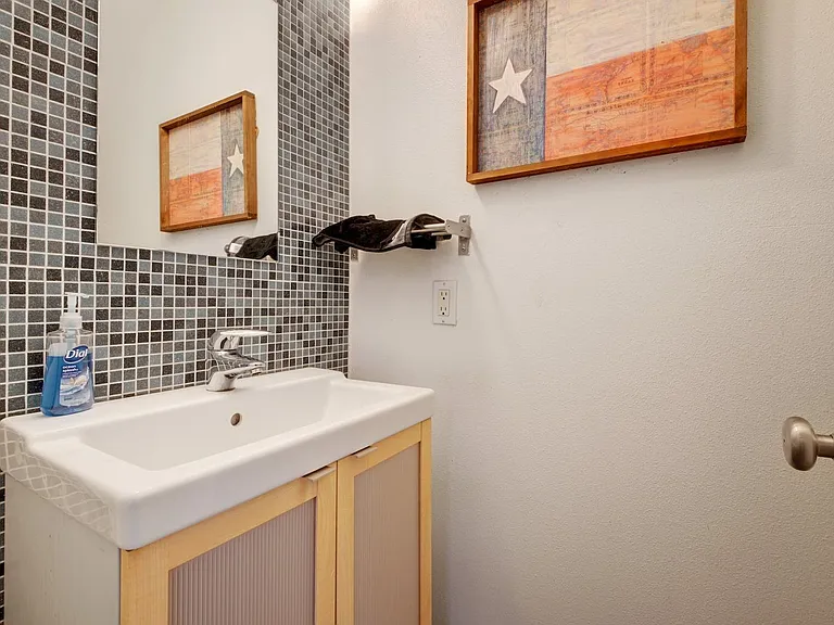 616 W 35th St — Photo 27
